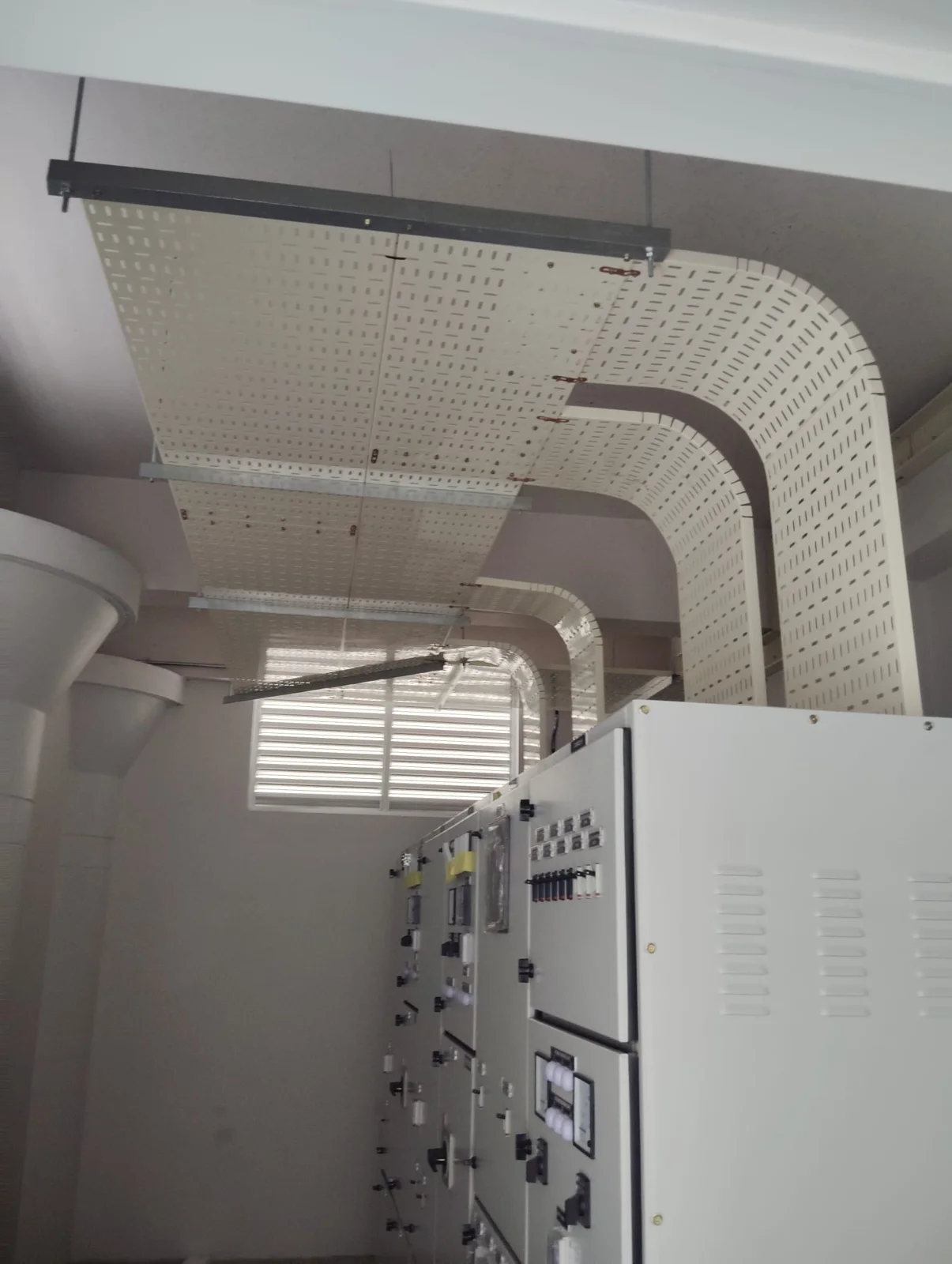 Cable containment installation